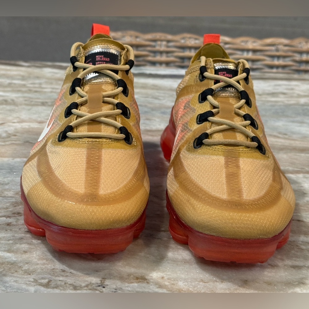 Men’s NIKE AIR VaporMax 2019 running shoes- Red/gold. Size 7.5 - Picture 4 of 10